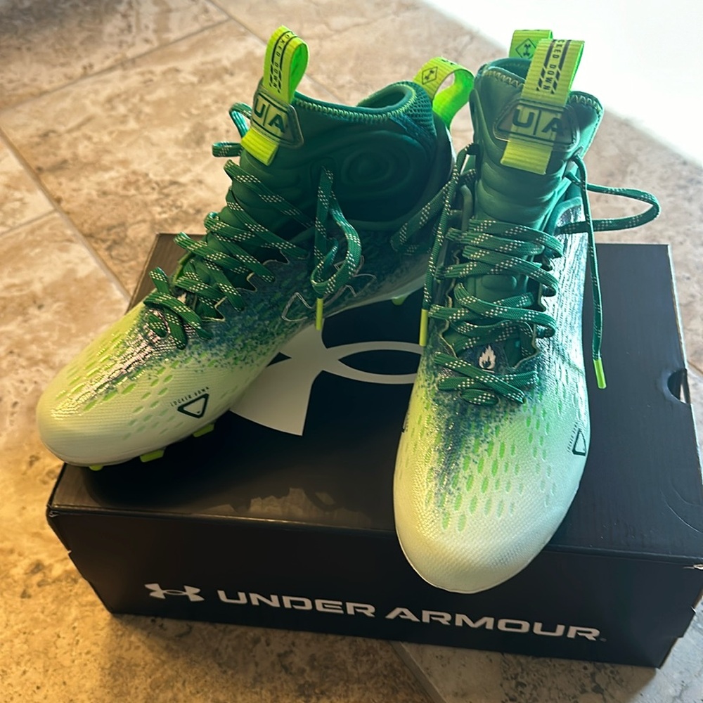 Under armor, big boys/girls football cleats 🏈🏈🏈